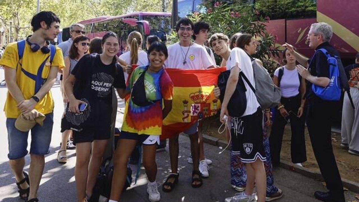 Jóvenes católicos se disponen a salir de Barcelona a la JMj de Lisboa, con el obispo auxiliar Xavier Vilanova