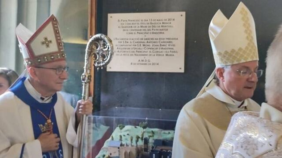 El cardenal Parolin con báculo y el arzobispo Vives en el santuario de Meritxell en Andorra