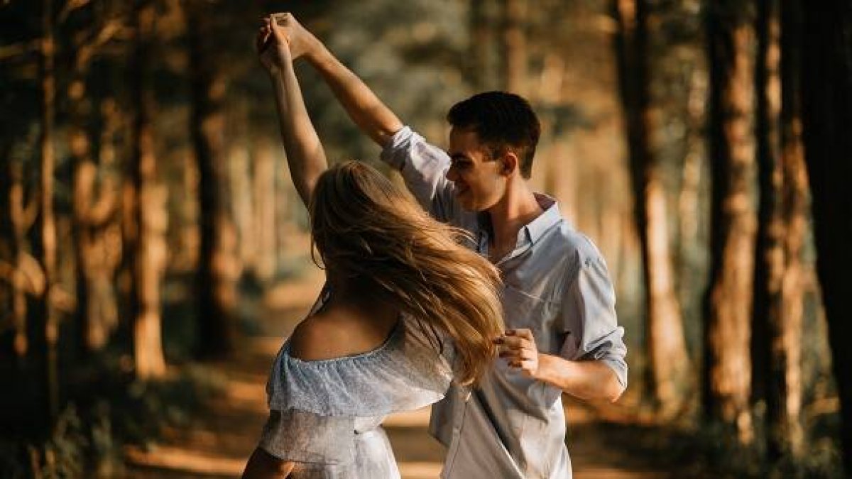 Una pareja danza... aprender los 5 lenguajes del amor puede ayudar a matrimonios y familias, foto de Scott Broome en Unsplash