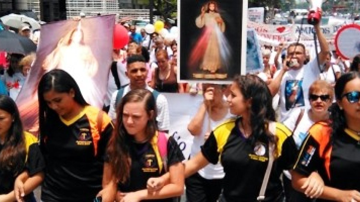 Procesión de devotos de la Divina Misericordia en Caracas, Venezuela... por todo el mundo crece esta devoción