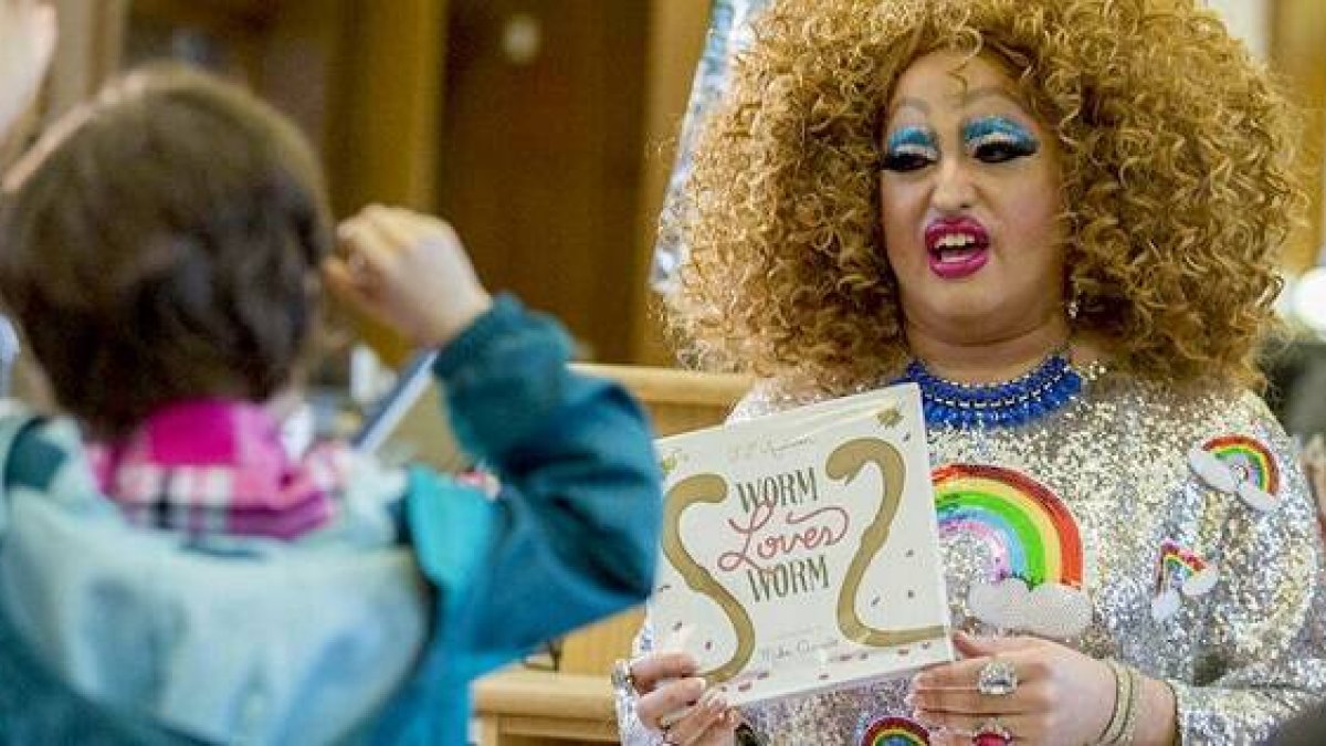 En colegios y bibliotecas, activistas y drags queens adoctrinan en ideología de género a los niños... no es una broma inofensiva