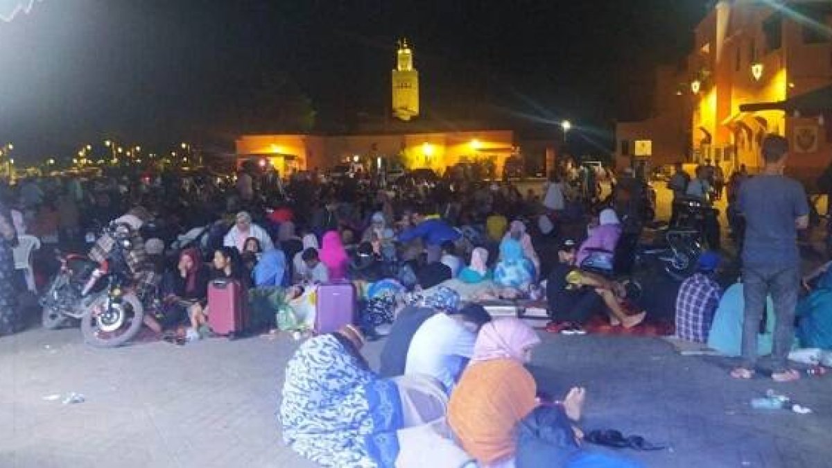 Gente en la plaza de Marrakech, con miedo a volver a sus casas tras el terremoto del sur de Marruecos