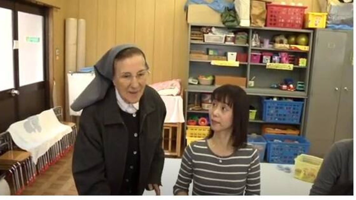 Teresita Álvarez Pellitero es una religiosa vedruna en Japón, trabaja con niños... y en el Teléfono de la Esperanza