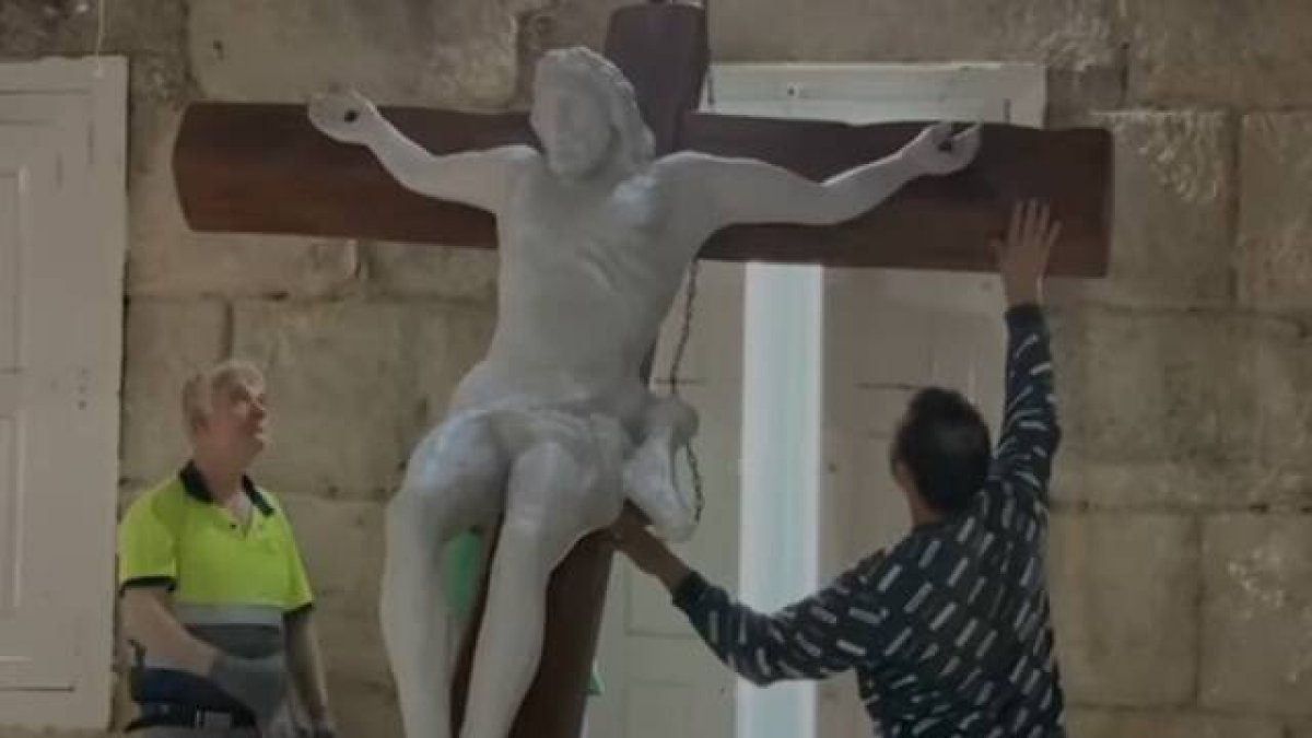 Salvador Fernández-Oliva, madrileño, autodidacta y especializado en la elaboración de figuras ecuestres, es el autor del Cristo que ya tiene lugar en el Santuario de las Apariciones de Pontevedra.