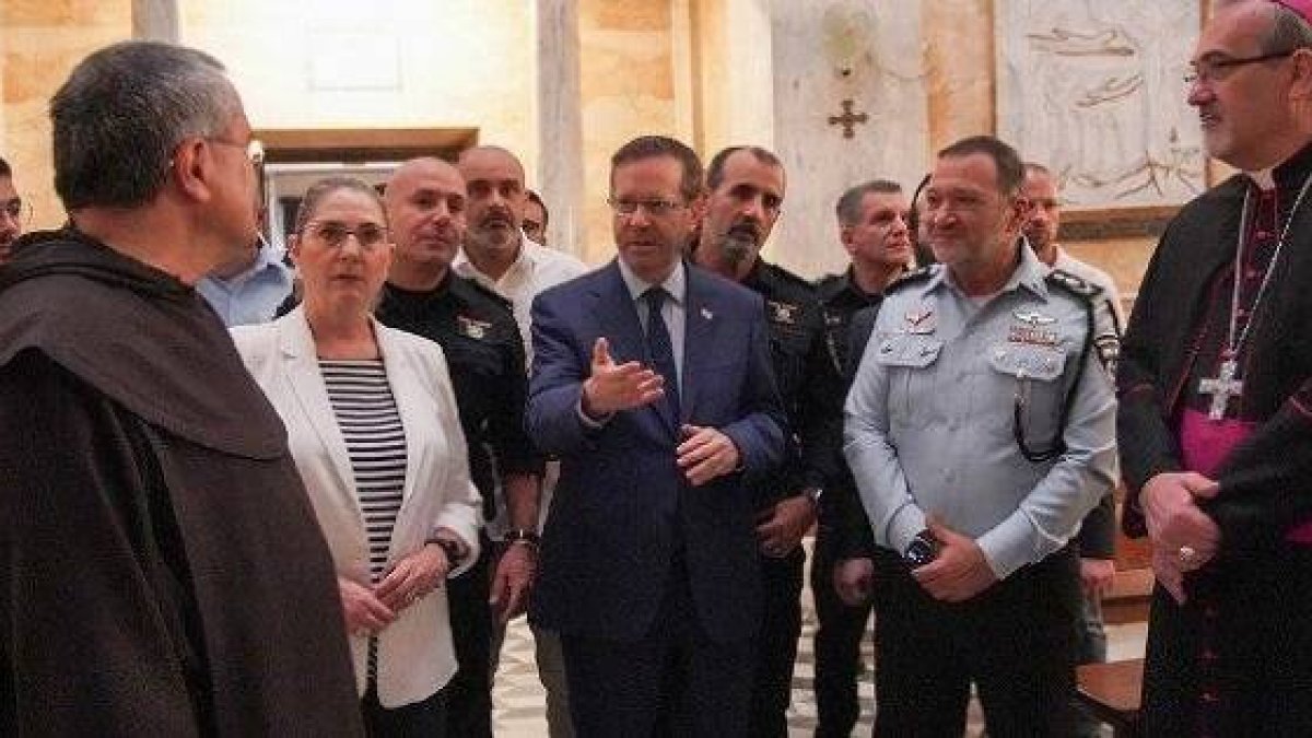 El presidente israelí Herzog, su esposa y el jefe de Policía acuden al monasterio Stella Maris en Haifa con líderes cristianos