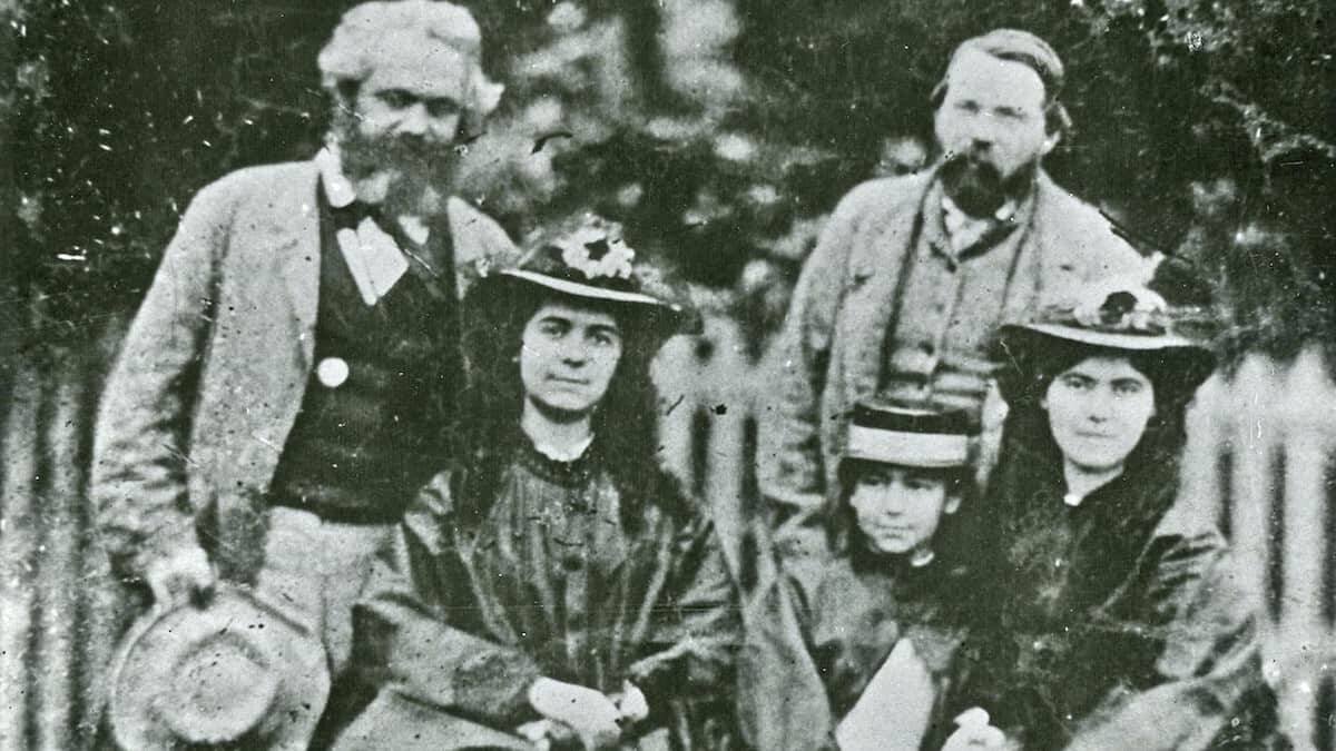 Marx y sus hijas, con su amigo Engels. Dos de las hijas de Marx que aparecen en la foto, Laura y Eleanor, revolucionarias y feministas, se suicidaron en la edad adulta, ya muerto su padre.
