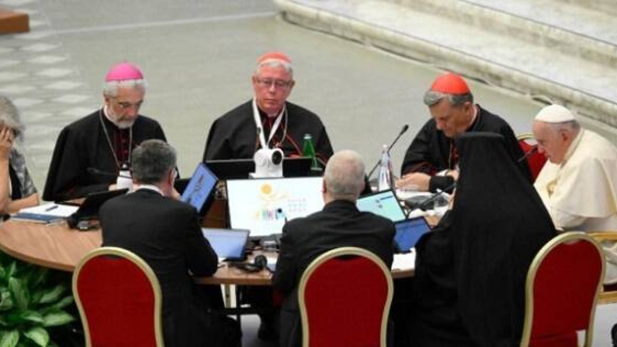 Primera sesión del Sínodo de la Sinodalidad, con el Papa, Hollerich, Grech y otros oradores en la misma mesa