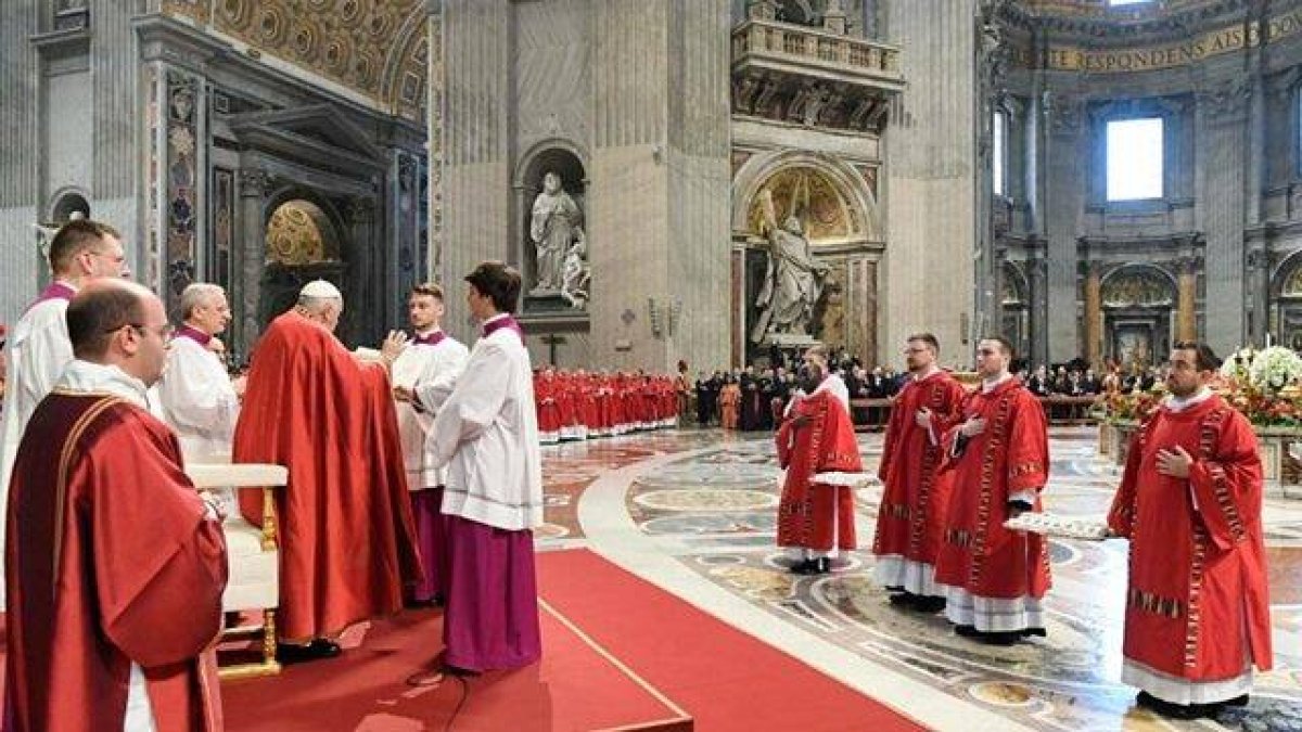 Durante la celebración de la solemnidad de San Pedro y San Pablo el Papa bendijo los palios de los nuevos arzobispos. Foto: Vatican Media.