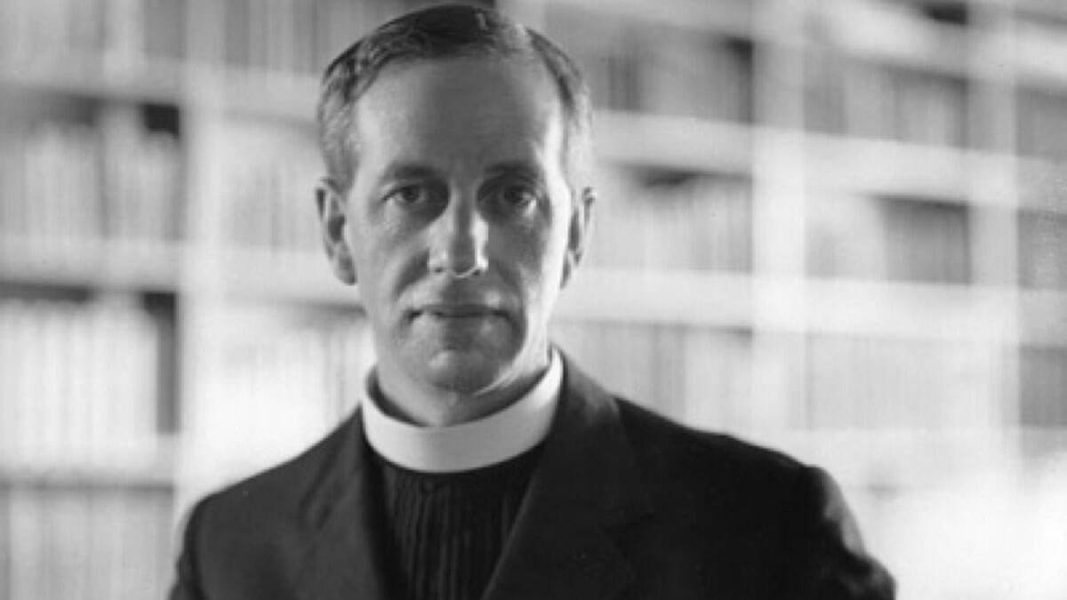 Ronald Knox era clérigo anglicano. Después de su conversión al catolicismo fue ordenado sacerdote. Fue un predicador muy celebrado.
