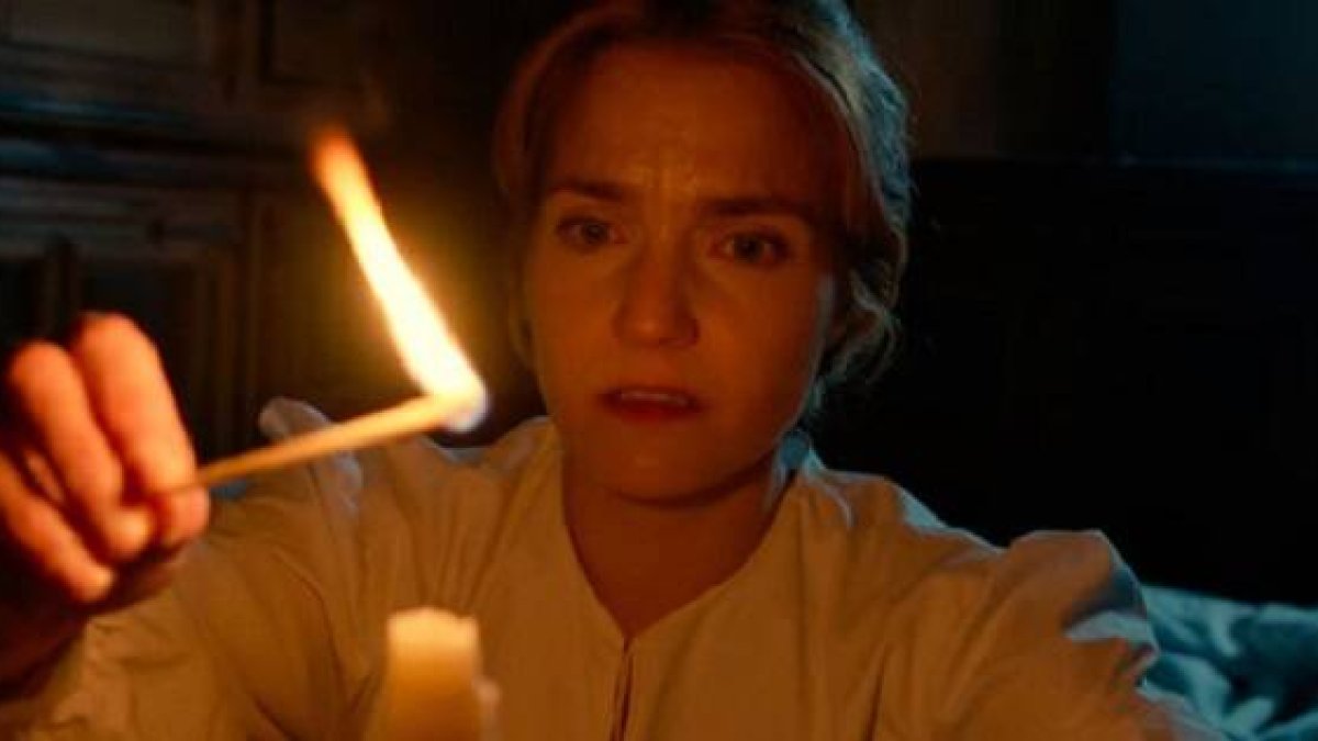 Santa Vicenta María enciende una vela angustiada pensando en la vocación que Dios le pide, en la película La Sirvienta