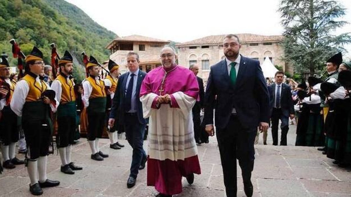El arzobispo Sanz Montes con el presidente autonómico, Adrián Barbón, socialista, en la cita institucional del Día de Asturias