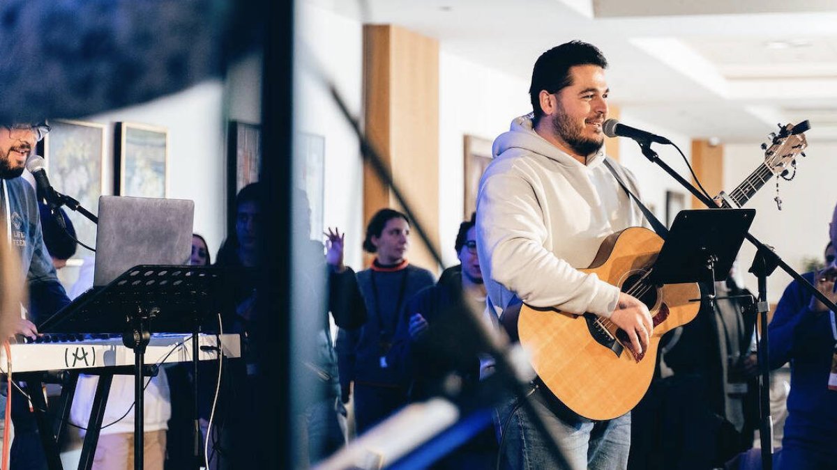 De familia católica, pero alejado de la Iglesia en su adolescencia, Javier Portela buscaba un sentido para su vida. Lo que nunca sospechó es que la mejor ayuda en esa búsqueda la tendría en la mesa de al lado.