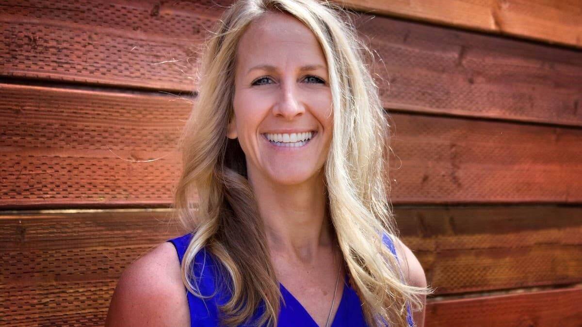 Kim Zember se liberó de sus dependencias emocionales y de la esclavitud del pecado cuando dejó que Dios entrara plenamente en su vida. Foto: Twitter.