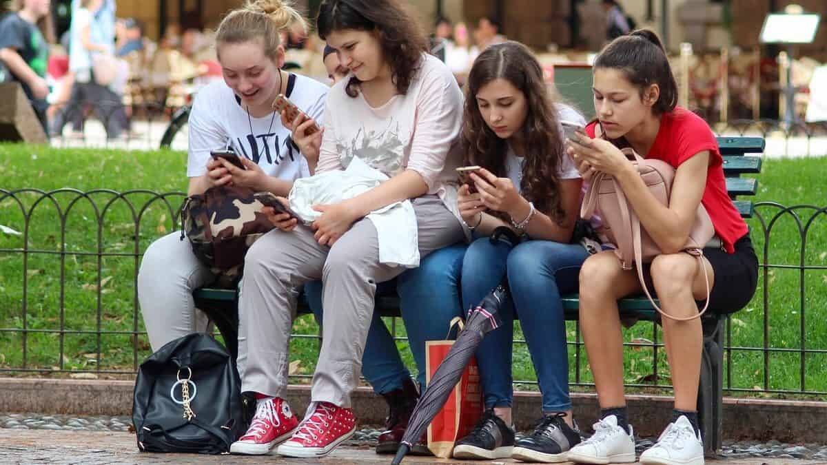 Cada vez desde más instancias se pide una disminución del uso de dispositivos móviles en el ámbito escolar, por sus efectos nocivos en la educación y en la salud de los adolescentes. Foto (contextual): ghcassel / Pixabay.