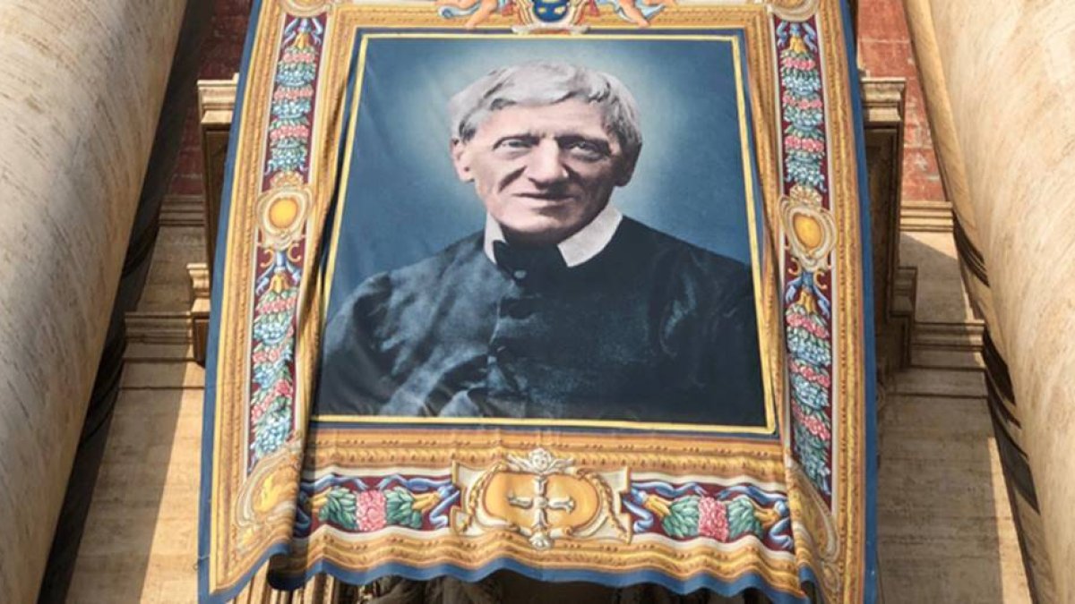 Imagen del cardenal John Henry Newman desplegada en el balcón de San Pedro durante la ceremonia de canonización del 13 de octubre de 2019.