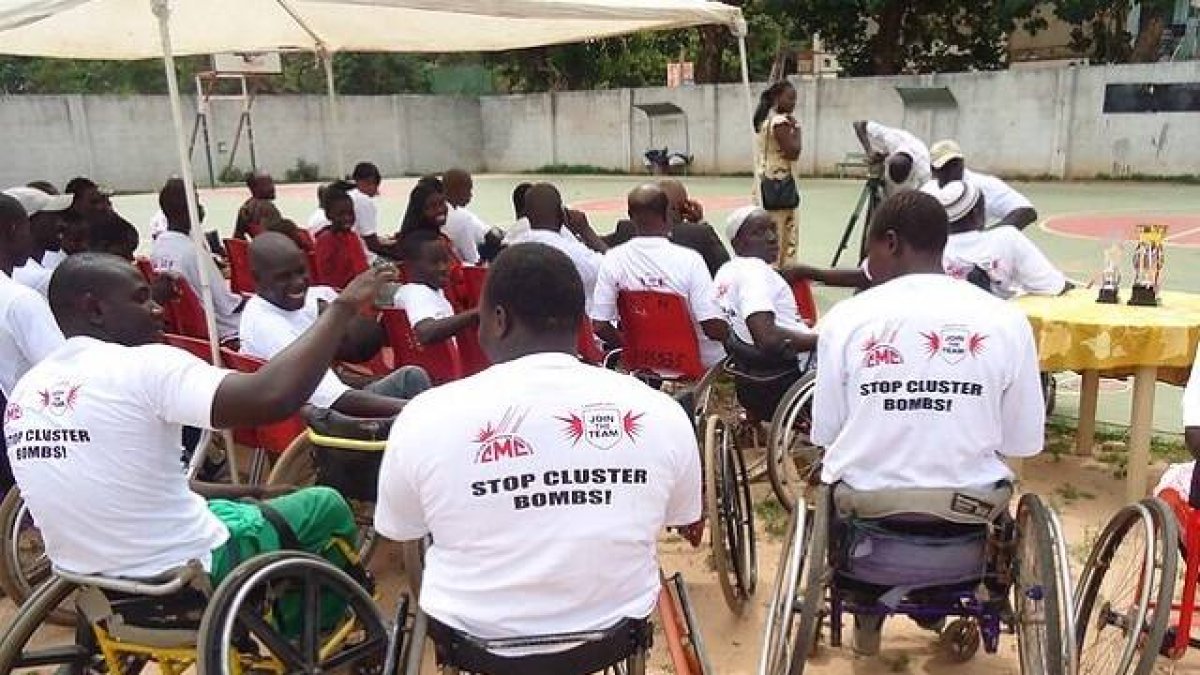 Personas mutiladas por munición de racimo en África en un acto reivindicativo contra esta munición en 2021