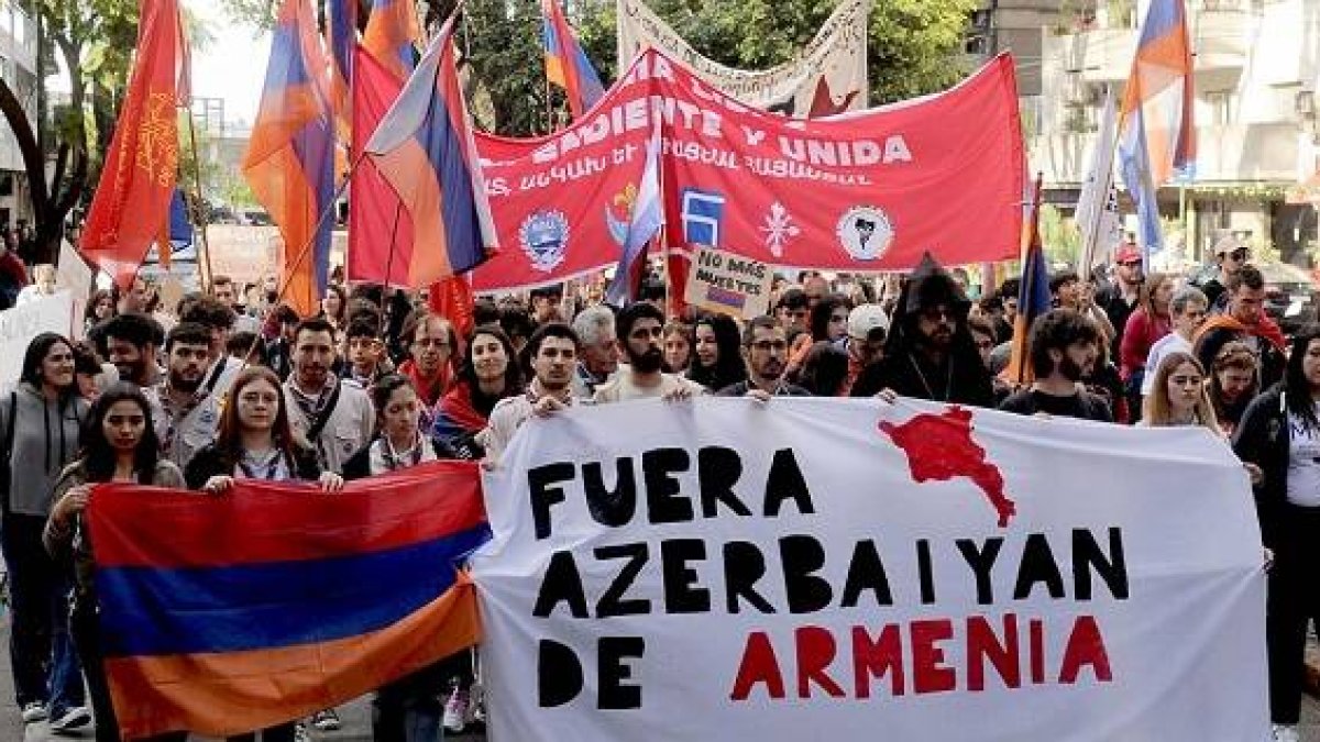 La comunidad armenia en Argentina en 2022 se manifestaba ante la embajada azerí - foto de Osvaldo Fanton