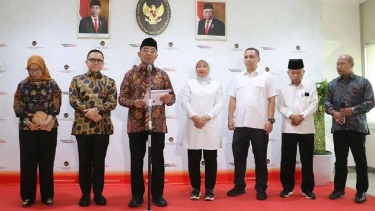 El ministro Effendy con cargos del ministerio de Cultura y de Asuntos Religiosos explican que Indonesia usará el nombre de Yesus Kristus en sus fiestas cristianas