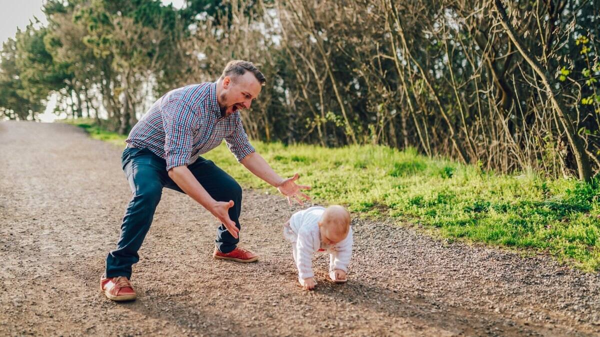 ¿Quieres dejar huella en tu hijo y que siga tus pasos? Aquí te dejamos cinco consejos de BJ Foster (All pro dad) para lograrlo. (Foto: Peter Dlhy/Unsplash).