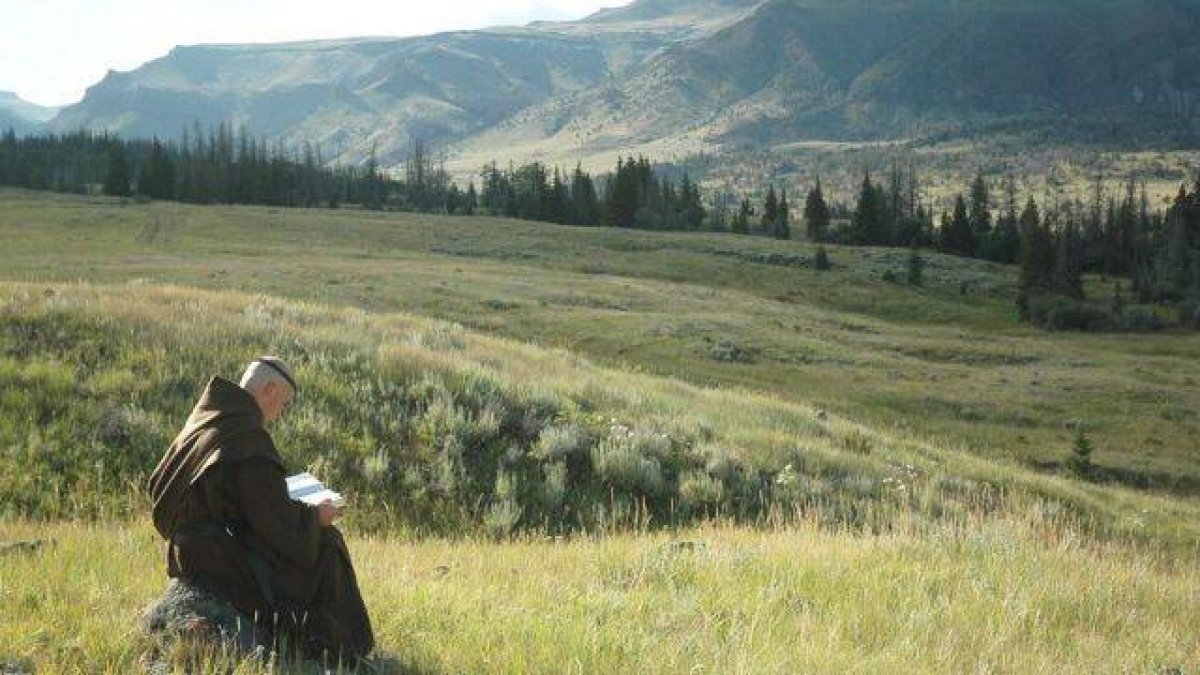 El sacerdote David Abernethy, director de