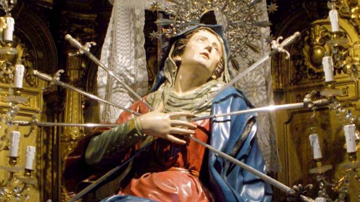 La Virgen de los Dolores es tradicionalmente representada con uno o con siete puñales atravesándole el corazón, en referencia a la profecía de Siméon, que dijo a María que una espada le atravesaría el alma.