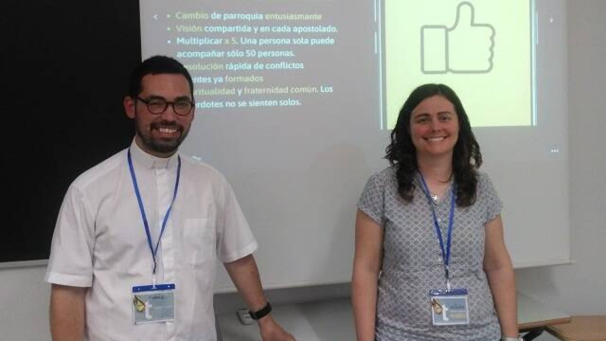 David Homedes, sacerdote español en Toulon, y su hermana Miriam en el Transforma 2023 hablan de parroquias llevadas por comunidades