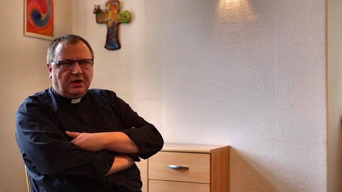 El párroco Veit Scapan dirige un curso de fe que está dando frutos.