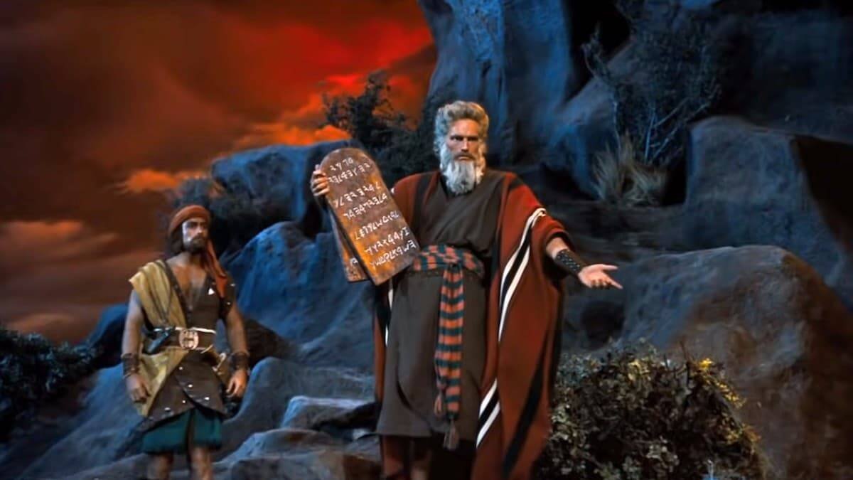 Moisés (Charlton Heston) con las tablas de la ley en 'Los Diez Mandamientos' (1956) de Cecil B. DeMille.