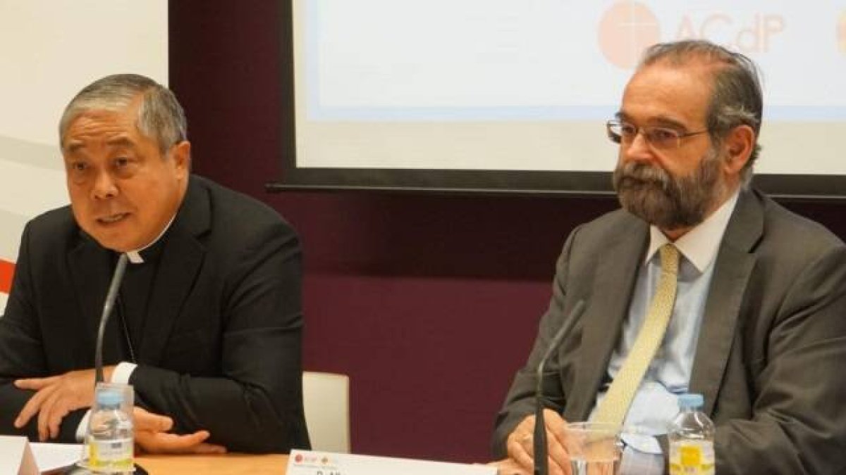 Monseñor Bernadito Auza, Nuncio de la Santa Sede, junto a Alfonso Bullón de Mendoza.