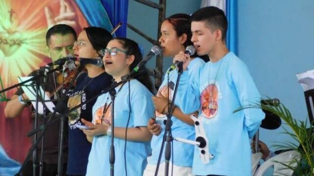 Tras una odisea precoz en el ocultismo y la santería, Juan Camilo(a la derecha) conoció la fe y comenzó a vivirla de forma militante sin ser aún adolescente gracias a Lazos de Amor Mariano.