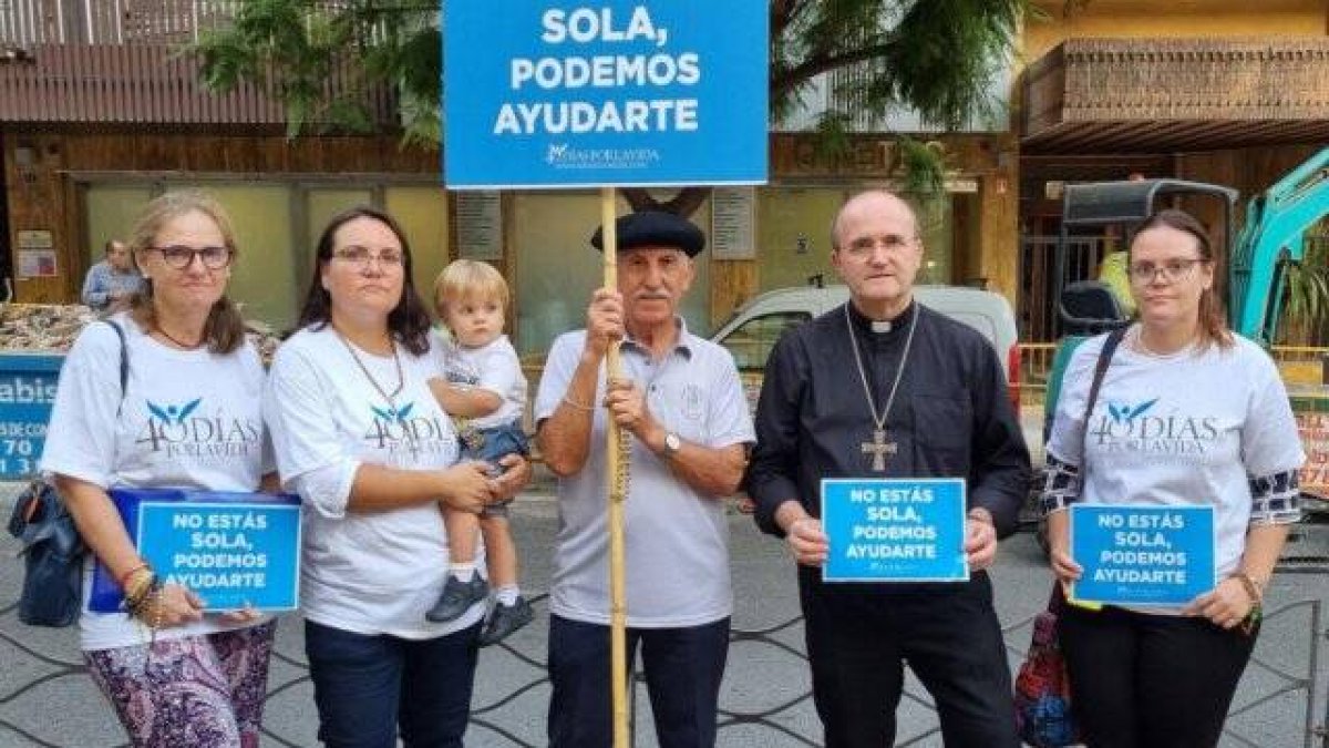 El obispo Munilla (en la imagen, rezando en una campaña de 40 Días por la Vida), acudirá al II Congreso Nacional que esta organización celebra los próximos 16 y 17 de septiembre en Madrid.