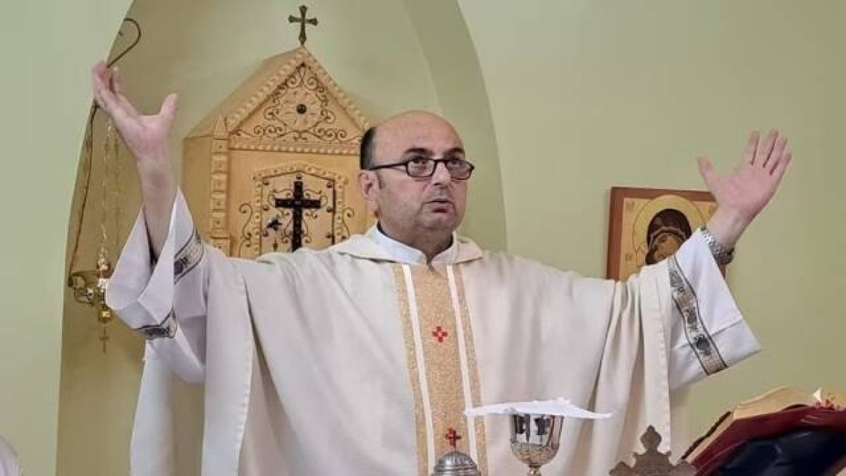Dos sacerdotes católicos en el conflicto entre Israel y Palestina (en la imagen, el argentino Gabriel Romanelli, párroco católico en Gaza), relatan su vivencia de los últimos episodios bélicos y terroristas.