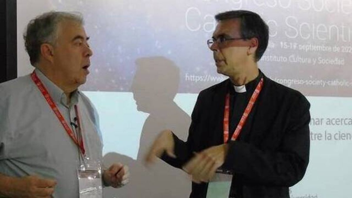 El sacerdote Javier Sánchez y el presidente internacional Stephen Barr, ambos físicos, en el Congreso de 2022 en Pamplona