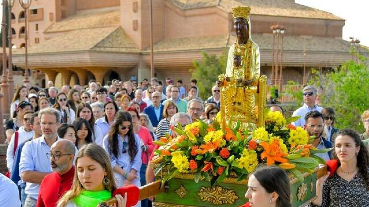 La Virgen de Torreciudad -réplica de la talla románica de unos 900 años de edad-  en el popular santuario