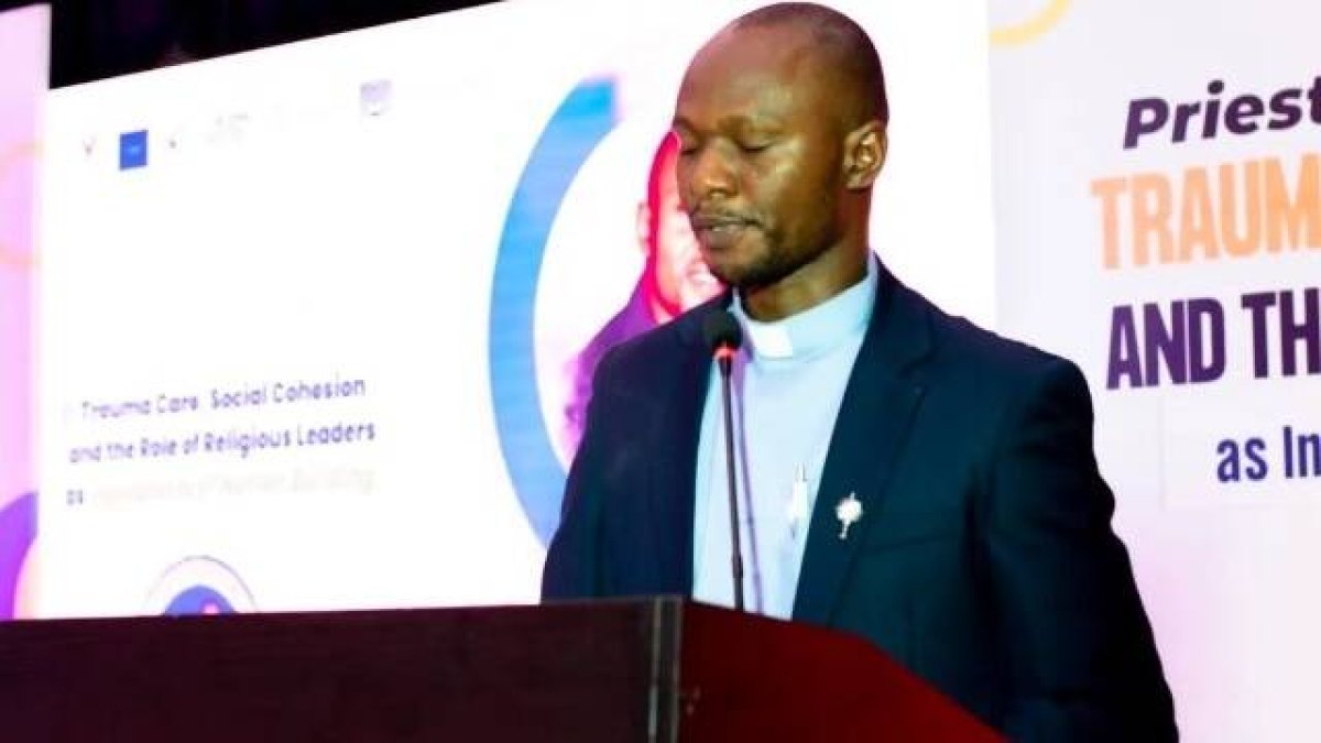 Tras ser liberado por sus captores y perdonarlos, el sacerdote nigeriano Stephen Ojapah dedicó su vida a ayudar y asistir psicológica y espiritualmente a las víctimas de secuestros desde O-Trauma Victims Initiative.
