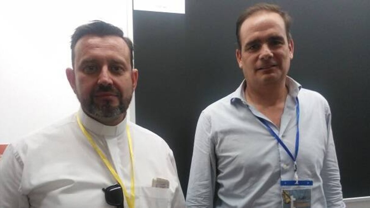 El párroco Emilio Montes y Álex Navajas, experto en gestión de recursos, en el Encuentro Inspira en Alicante 2023
