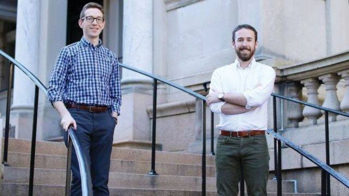 John Emmet Clarke, editor jefe de la editorial católica Cluny Media, y Scott W. Thompson, su director de operaciones y finanzas.