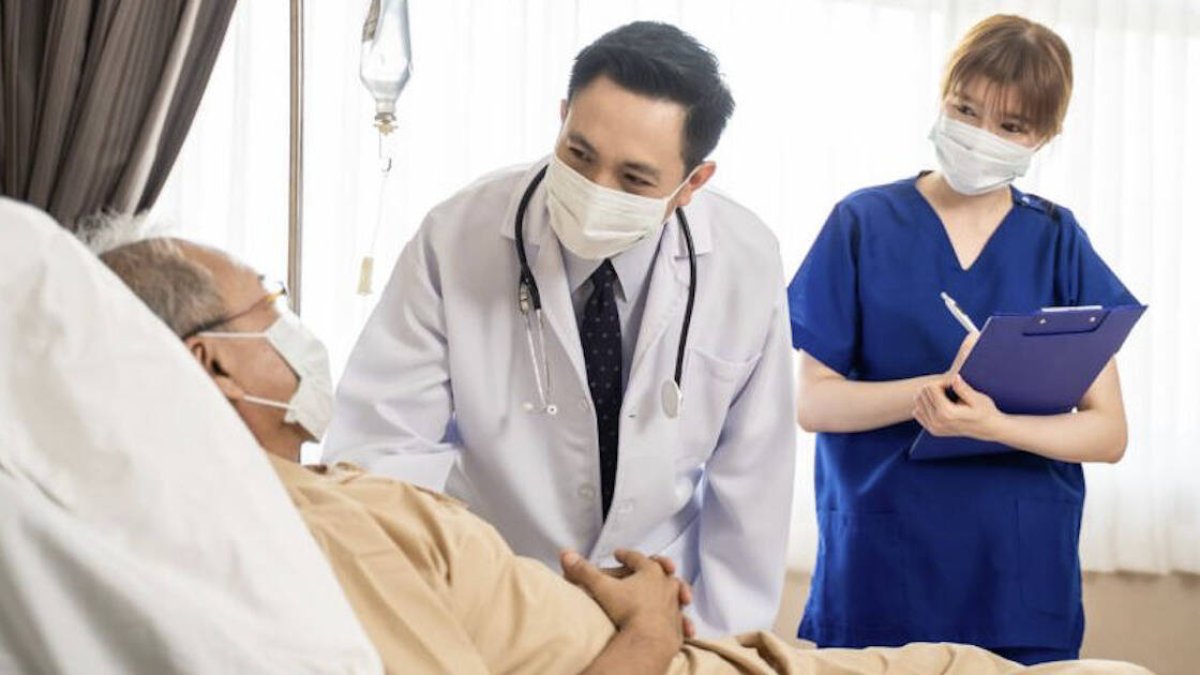 Yamazaki acude solo a las casas de los pacientes cada día, vestido con ropa informal y al volante de su propio automóvil. Les cuenta sobre su propia batalla contra el cáncer, lo que lleva a mantener conversaciones muy sinceras.