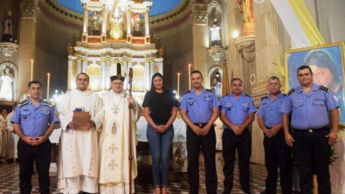 Ramón Leandro Roldán, en su ordenación como diácono, con algunos de sus compañeros de la policía.