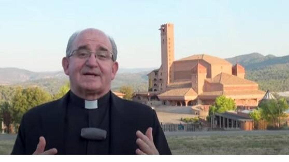 Ángel Lasheras, rector del santuario de Torreciudad, que se ve al fondo
