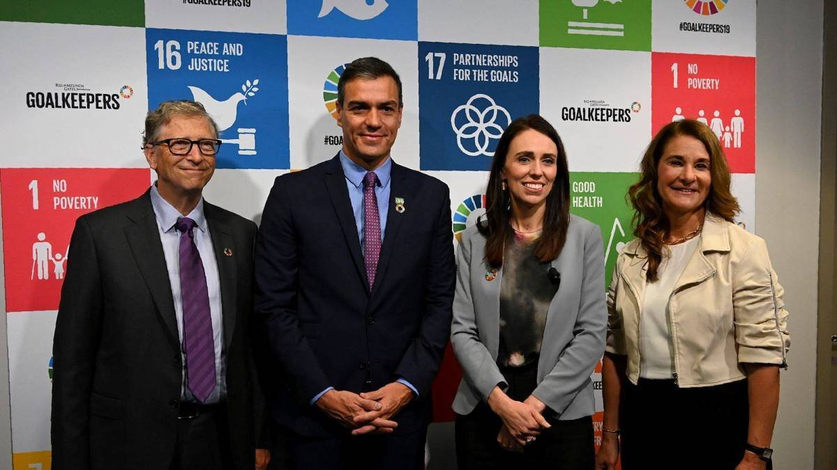 El presidente del Gobierno de España, Pedro Sánchez, junto a Bill y Melissa Gates y la Presidenta de Nueva Zelanda Jacinda Ardern, solo cuatro de los grandes mandos y fortunas mundiales entregados a la