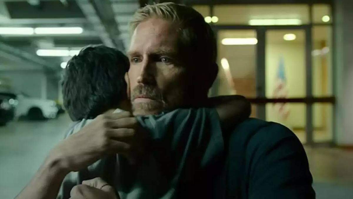 Jim Caviezel abraza a un niño en 'Sonido de libertad' (2023) de Alejandro Monteverde: una imagen muy expresiva de la idea de rescate de la inocencia sobre la que descansa la película.