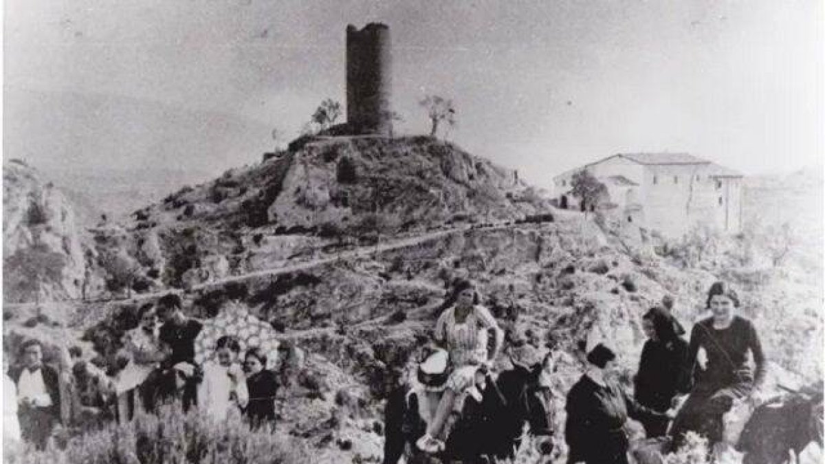 La ermita de Torreciudad con peregrinos en 1933, antes de la guerra civil