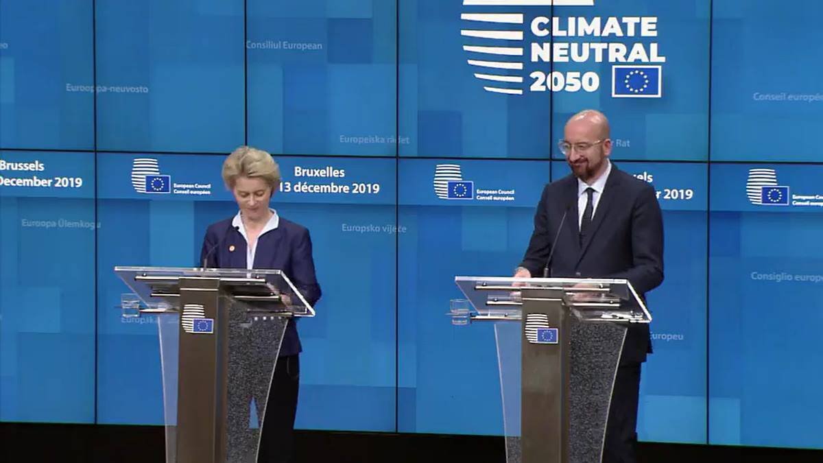 Ursula von del Leyen, presidenta de la Comisión Europea, y Charles Michel, presidente del Consejo Europeo, en una rueda de prensa sobre el clima, uno de los principales mecanismos de concentración de poder en la Unión Europea.