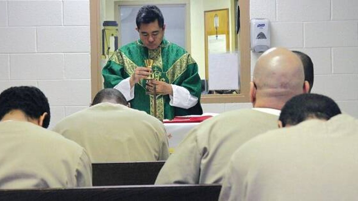 Misa en una prisión de Rhode Island, con un cáliz pequeño