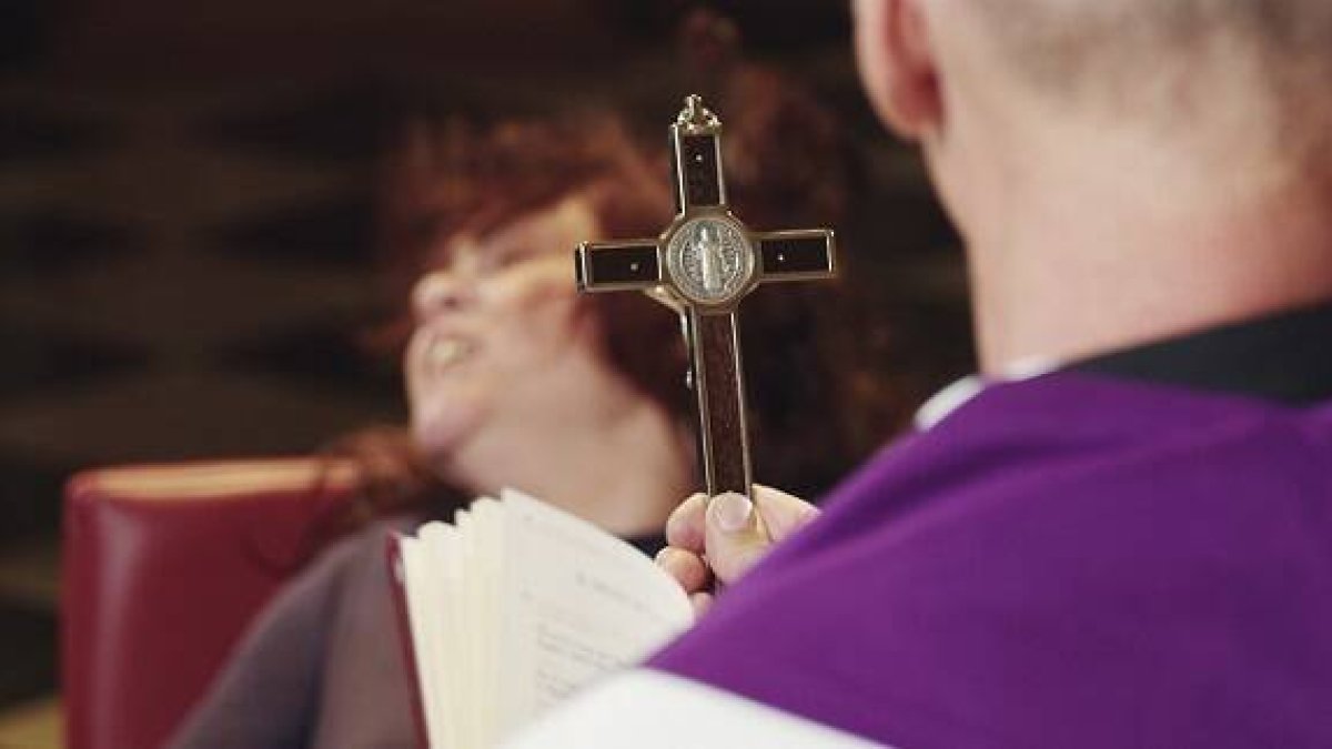 Ostensión de la cruz en un exorcismo, en la película documental italiana Libera Nos