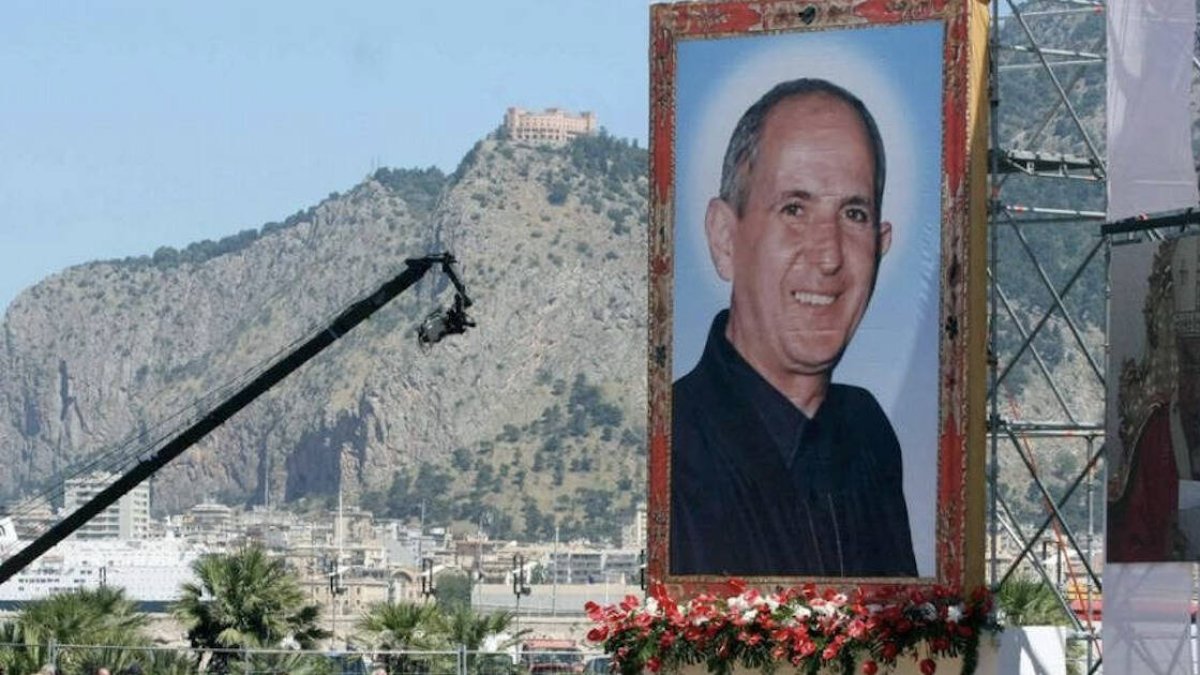 Pino Puglisi fue asesinado por el crimen organizado la noche del 15 de septiembre en el barrio de Brancaccio de Palermo y beatificado el 25 de mayo de 2013.