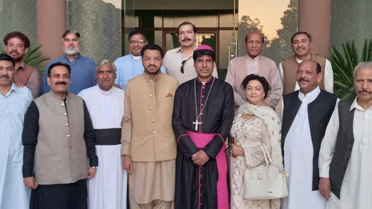 Beluchistán está habitado por pueblos tribales, con cultura y mentalidad de clan; los pastunes tienen un carácter fuerte y autoritario, generalmente son terratenientes y todos musulmanes.