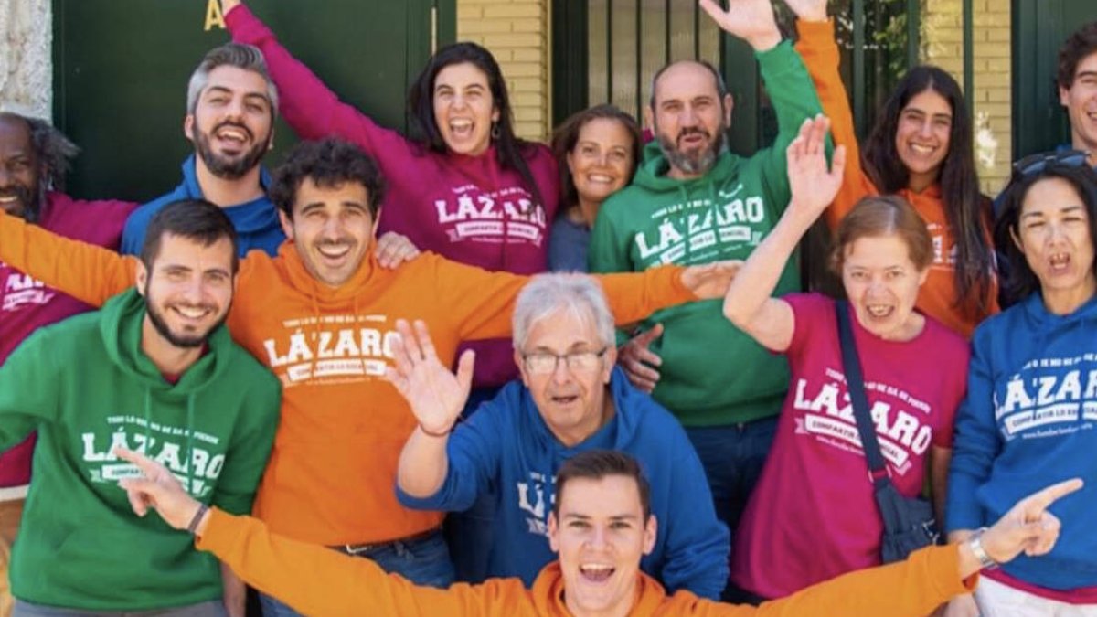 El hogar está apoyado desde fuera por varios profesionales que ofrecen altruistamente su colaboración: un psicólogo, un médico y un asistente social.