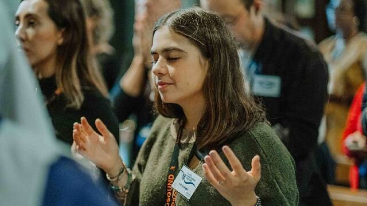 Una de las participantes en Charis 2023, el encuentro internacional de carismáticos en Roma.